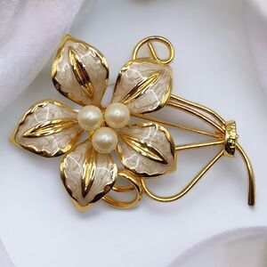 Romantic Vintage Revival Floral Brooch Cream Enamel Pearl & Gold Cottagecore Pin